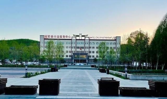 伊犁作为全国唯一既辖地区又辖县市的自治州，究竟是不是副省级？
