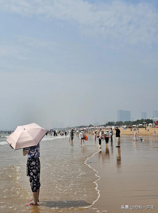 波浪，沙滩，海浪声，欢笑声，一声盖过一声，快乐最重要！