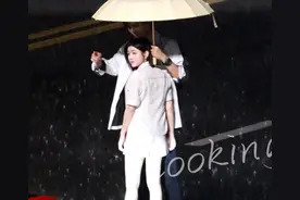 陈妍希和周柯宇路透，下雨撑伞拥抱氛围感好绝图片