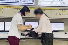 包内有祖母绿戒指、黄金手镯，她捡到后及时交给工作人员图片