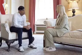 英国首相穿“阿迪桑巴”出镜，民众怒了，称鞋子被毁纷纷低价抛售图片