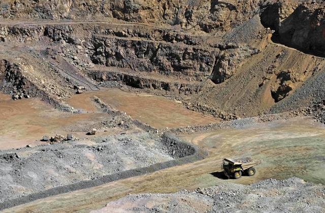 25年来首次，拿到稀土磁铁后，美财长宣布：摆脱中方“卡脖子”