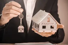 可悲，深圳打工人的买房窘境，却成了房产中介的“捕猎场”图片