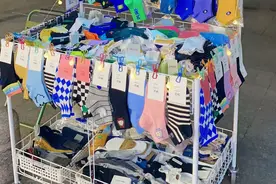 中年大叔摆摊卖袜子，利用赠品模式一个月赚3万，真牛！图片