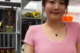 泼天富贵！被撞劳斯莱斯小姐姐成网红！豪车多多，曾经也骑电动车图片
