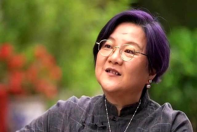 陈凯歌前妻洪晃京郊院子曝光，百平空地长草，网友：哪像名门小院