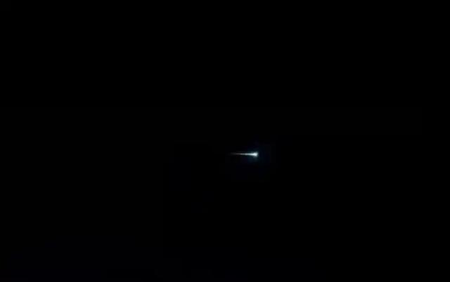 飞机遭遇银色不明飞行物，悬在半空中，离机翼很近