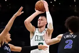 同样打绿凯，面对怀特，怎么库里就是天神下凡，欧文则是拉胯图片