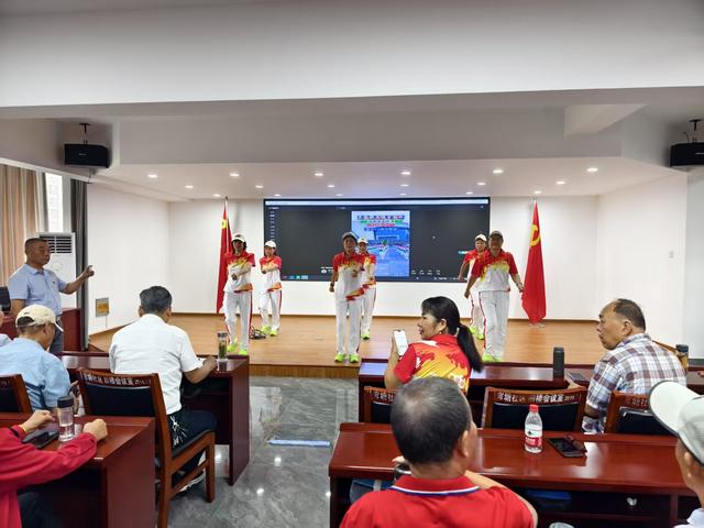 铜陵徒步协会志愿者进社区送健康