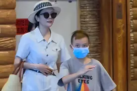 杨乐乐和儿子被偶遇，10岁沐沐叛逆期染黄发，网友：像秃顶小老头图片