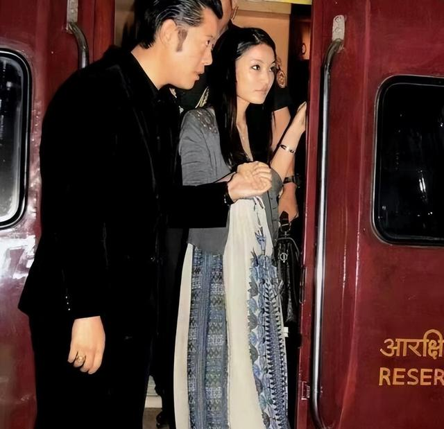 不丹佩玛王后置装费逐年上涨，披四爪龙披肩，拎爱马仕穿贝嫂高定