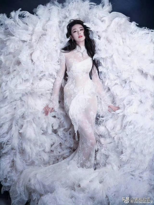 张馨予身穿重达25斤 礼服亮相，半透视黑色蕾丝连衣裙性感霸气