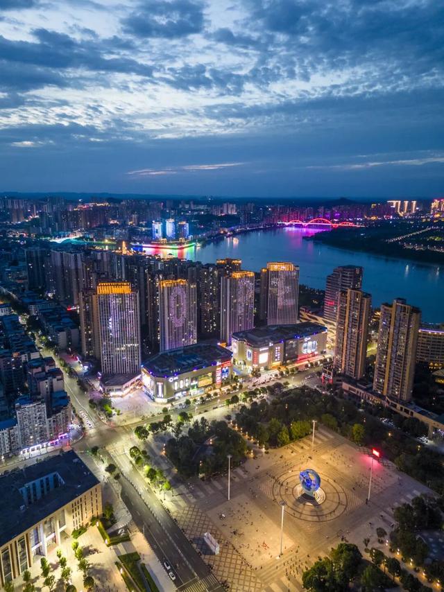 被重庆光芒掩盖，这座小城被一碗“刨猪汤”带火，景点几乎免费看