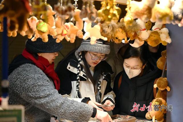 敦煌：丝路古城夜经济“火”起来