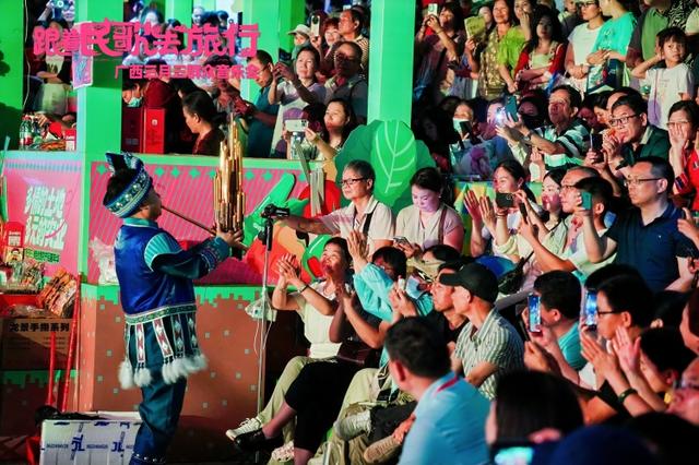 “跟着民歌去旅行”广西三月三群众音乐会在南宁唱响