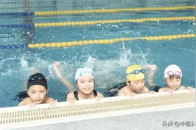 游泳池游泳，为什么要淋浴后再下水？有5个原因，第五个最重要图片