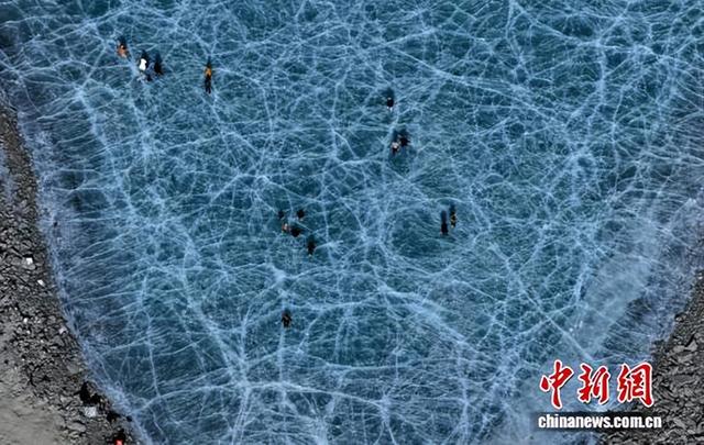 西藏拉萨琼穆岗嘎雪山冰湖引客来