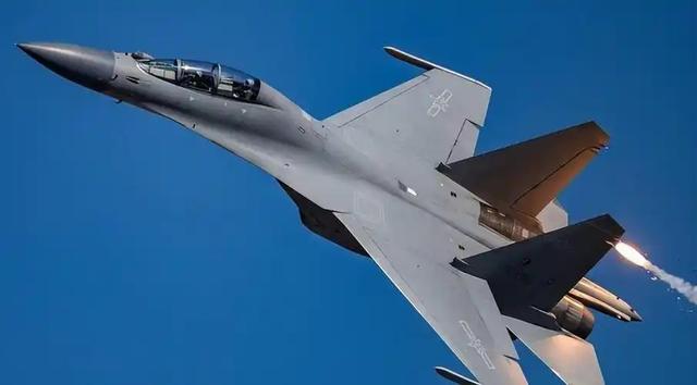 歼-10C 碾压苏-35！金头盔比武三连冠封神，灵活刺客专治重型机！
