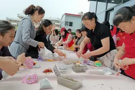 盘龙城开发区举办“浓情端午制香囊 温情慰问暖人心”端午节主题活动图片