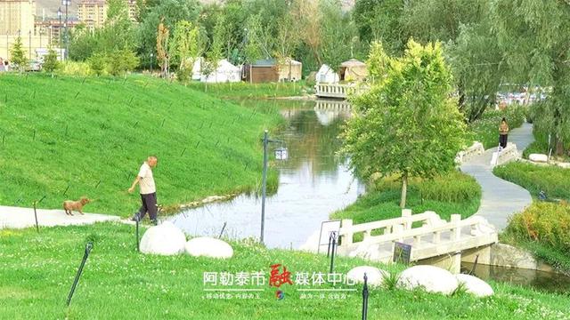 阿勒泰市22℃清凉！ “一湖一林”获赞天然空调