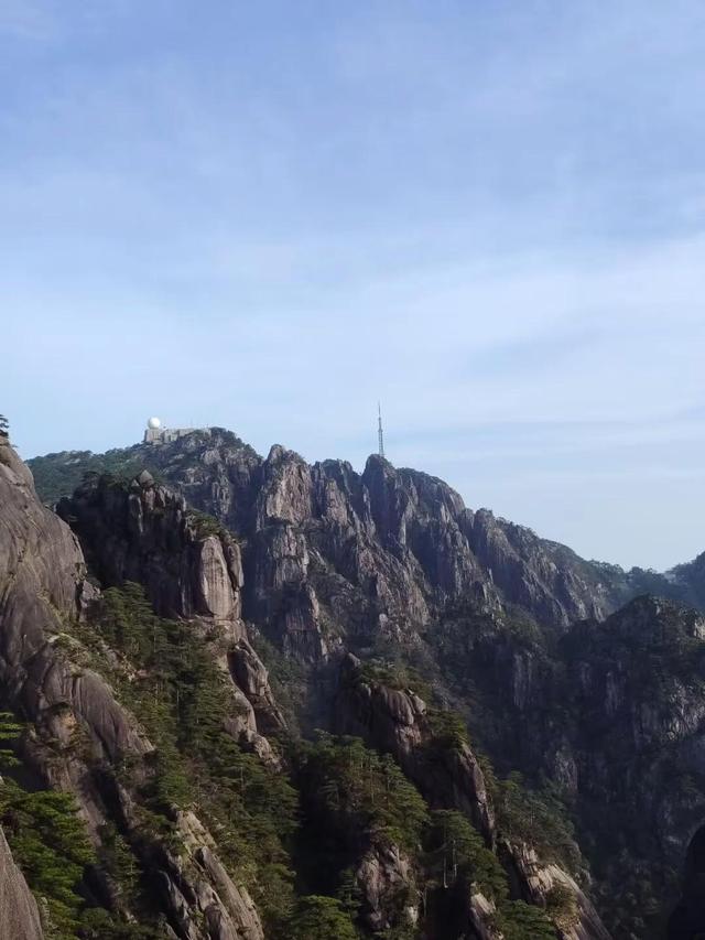 漫步黄山松掩山丛树杪，云隐仙踪徒步蹬道千阶