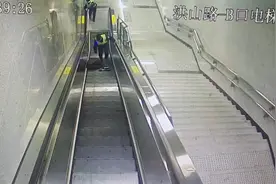 老人摔倒在扶梯上，辅警飞奔上前救人图片