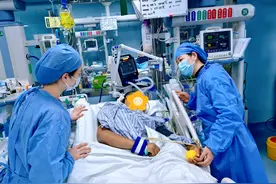 小伙从13楼坠落命悬一线，多学科专家“生死竞速”1个月有望重新站起图片