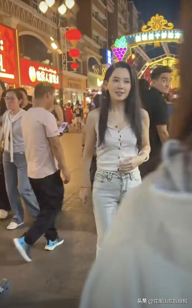 森林北新疆被偶遇，穿着简单身材比例超棒，本人又瘦又美！