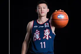 34岁男篮队长周鹏:妻子是1米88女篮美女，相恋18年生下一儿一女图片