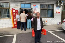 中秋月圆 爱满乡村 ——安阳市磊口乡各村为老人发放月饼图片