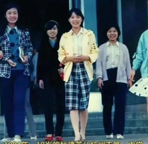 宗庆后杜建英香港旧照曝光，妩媚眼神早已暗示，宗馥莉13岁已懂事