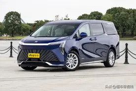 新车 | 前排标配冰箱/后排新增“电视”，2025款别克世纪六座版实拍图片