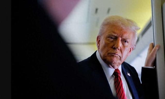 特朗普面临重大危机，中国再添一把火，加拿大反击美方的动作更狠