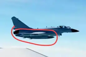 可能已做开火准备！美军机抵近挑衅，歼10挂实弹无限逼近仅几十米图片