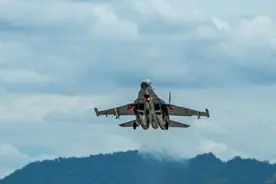 备战台海冲突？美媒拿出卫星图像，发现海南岛的海军基地越来越大图片