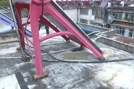 天花板都长青苔了！顶楼漏水，长达4年，谁之责？图片