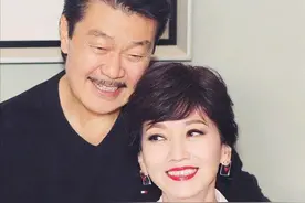 70岁赵雅芝晒全家福，和两个儿子像兄妹，孙女未遗传奶奶美貌图片