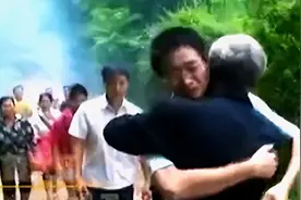 2009年，一对失散18年的父子团聚，结果儿子直言：是妈妈把我卖了图片