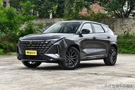 新车｜售11.59万元起 新款长安UNI-Z到店 发动机升级/竞争吉利博越L图片