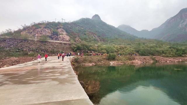 雾锁风挡山，红叶引客来