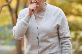 肺部有没有病，看咳出的痰很重要！出现这几种痰，要当心！图片