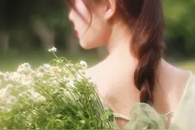 一男子在商场向心爱女子表白被拒，下秒女子变脸后悔不已。图片