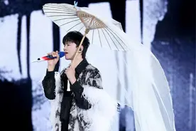 张杰于鸟巢举办演唱会，雨夜下爱与力量满场，谱写音乐动人篇章图片