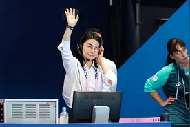 郭晶晶霸气回应：霍启刚有好好打扮，我不出轨！一句话引爆网络图片