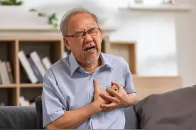 得了冠心病，牛肉不能随便吃？若想病情稳定，最好慎吃这3类食物图片