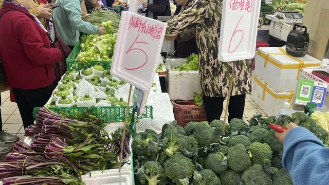 轨道直达的赶场地！地方超大，东西多，买菜这些超方便