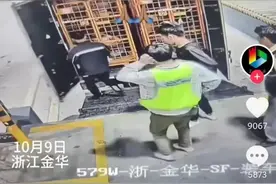 惨剧！浙江一快递员被车尾板活活夹死惨不忍睹，真实情况令人痛心图片