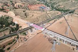 国道108线改建工程小泉沟特大桥完成转体衔接图片