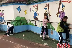 一所“玩出成绩”的贵州小学：下课后，校长把学生往教室外赶，操场当游乐场，“想让学生们喜欢上学”图片