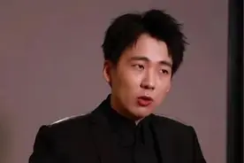 郭麒麟对亲爹郭德纲深情一吻，老郭笑成一朵花！打破父子不和传闻图片